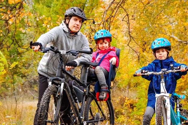 family-cycling-golden-autumn-park-active-father-kids-ride-bikes-family-sport-fitness-outdoors_146539-2364